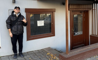 Роман Билык у здания, где откроется арт-пространство. Фото пресс-службы артиста