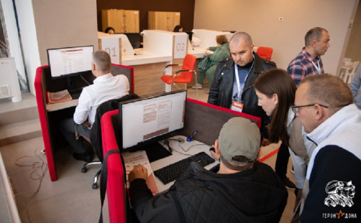 Участники программы «Герои Дона» в МФЦ. Фото министерства региональной политики и массовых коммуникаций Ростовской области