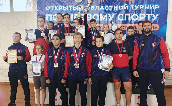 Победители областного турнира по гиревому спорту. Фото пресс-службы администрации Азовского района