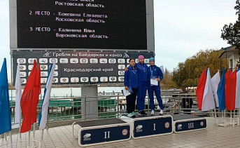 Олеся Козеева и Александра Бондаренко на пьедестале почёта. Фото пресс-службы СШОР № 3