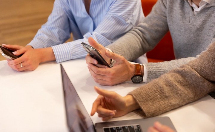 Люди со смартфонами. Фото предоставлено пресс-службой ПАО «МегаФон»