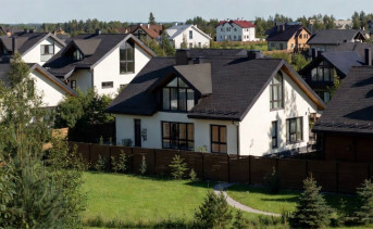 Коттеджный посёлок. Фото сгенерировано нейросетью Grok