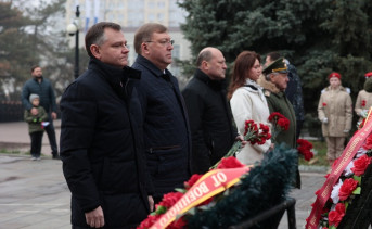 Юрий Слюсарь и руководители области и Ростова во время возложения цветов. Фото пресс-службы губернатора Ростовской области