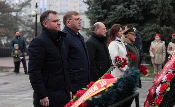Юрий Слюсарь и руководители области и Ростова во время возложения цветов. Фото пресс-службы губернатора Ростовской области