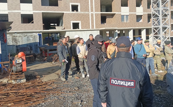 Проверка документов у иностранцев. Фото пресс-службы МУ МВД России «Новочеркасское»