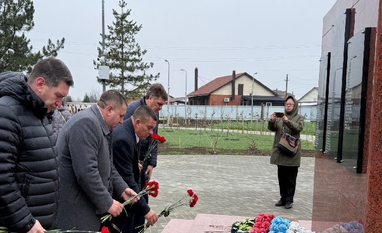 Возложение цветов к мемориалу в новом сквере. Фото пресс-службы администрации Пешковского сельского поселения
