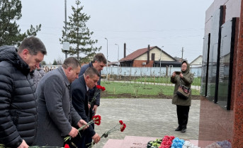 Возложение цветов к мемориалу в новом сквере. Фото пресс-службы администрации Пешковского сельского поселения
