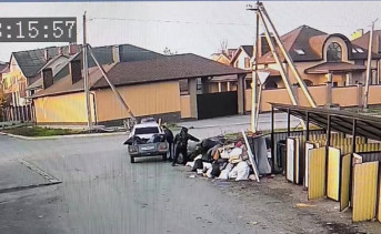 Выбрасывание мусора с нарушениями. Фото telegram-канала Павла Исакова