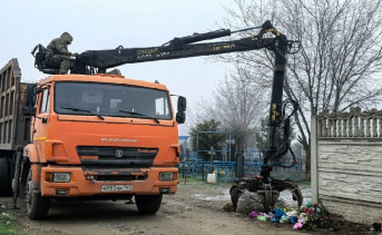 Уборка мусора с кладбища. Фото пресс-службы администрации Азова