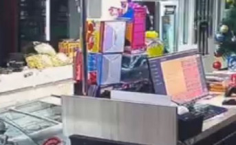 Пострадавший магазин. Скриншот с записи видеокамер.