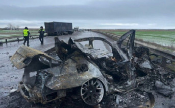 Сгоревшее авто после ДТП. Фото пресс-службы Госавтоинспекции Ростовской области