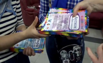 Распространение буклетов об аутизме. Скрин видео Ресурсного центра по социальной адаптации детей с расстройствами аутистического спектра и их семей «Особушки»