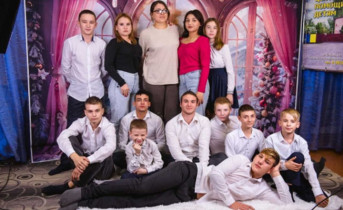 Многодетная семья встречает новый год. Фото управления информационной политики правительства Ростовской области