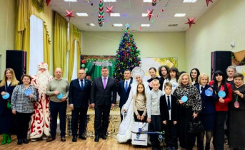 Вручение подарков в акции «Ёлка желаний». Фото telegram-канала Дмитрия Устименко