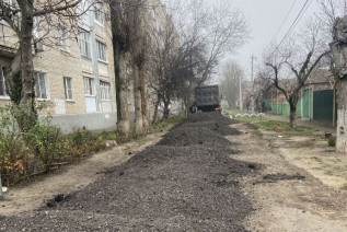 Отсыпка дороги по пер. Димитрова. Фото департамента ЖКХ Азова