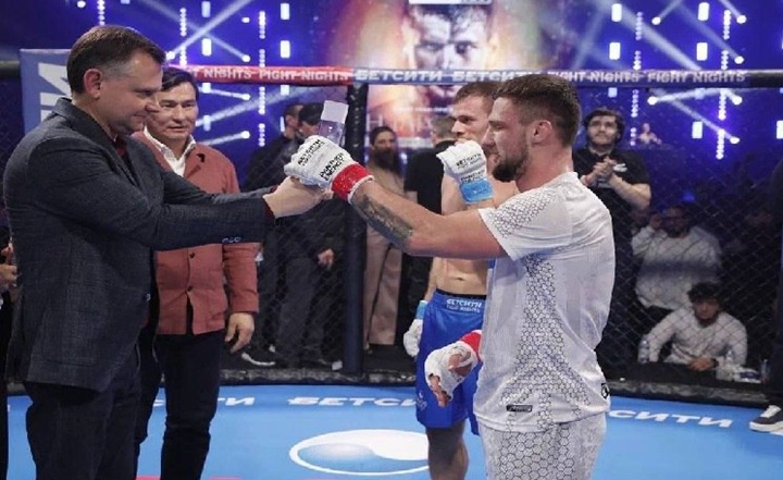 Губернатор Юрий Слюсарь вручает награду Андрею Гончарову. Фото telegram-канала Юрия Слюсаря