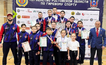 Сборная Азовского района по гиревому спорту. Фото пресс-службы администрации Азовского района