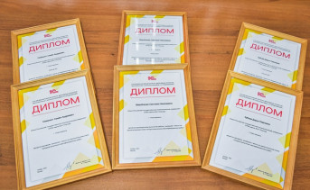 Дипломы победителей. Фото пресс-службы ЮРГПУ (НПИ)