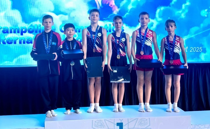 Артём Чертилин и Данил Холодов на пьедестале почёта. Фото пресс-службы СШОР № 13