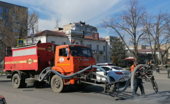 Ямочный ремонт на улице Мира. Фото пресс–службы администрации Азова