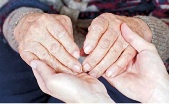 Поддержка пожилого человека. Фото donland.ru