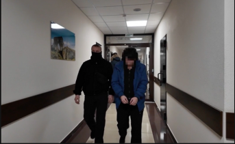 Конвоирование одной из задержанных. Фото ЦОС ФСБ РФ