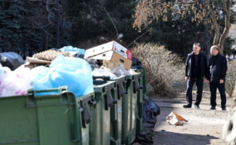 Юрий Слюсарь и врио главы Ростова Александр Скрябин во время прогулки по Пушкинской. Фото donland.ru
