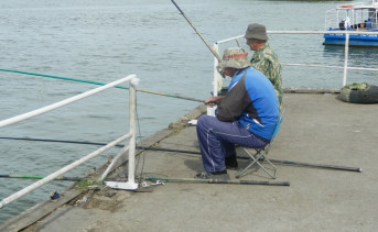 Рыбаки на причале порта. Фото из архива ruffnews.ru