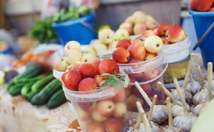 Прилавок на ярмарке. Фото ruffnews.ru