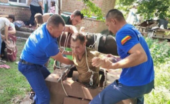 Дмитрий Карачин и Денис Леонтьев спасают мужчину из колодца. Фото Дмитрия Бондаренко