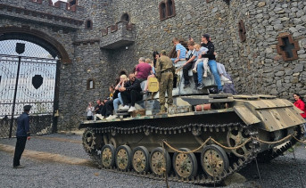 Катание на броне танка. Фото пресс-службы Донского Военно-исторического музея