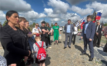 Встреча с родными участников СВО, похороненных на Аллее Славы. Фото telegram-канала Дмитрий Водлолацкого