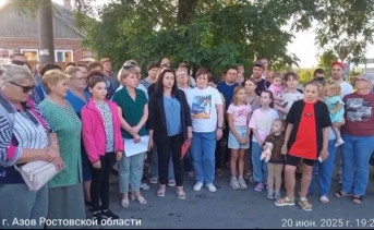 Азовчане, записывающие обращение. Скриншот видеообращения к Президенту РФ