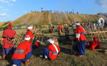 Штурм валов во время фестиваля «Осада Азова». Фото Азовского музея-заповедника