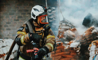 Тушение пожара. Фото пресс-службы МЧС Ростовской области