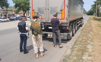 Досмотр большегруза. Фото отдела пропаганды Госавтоинспекции Таганрога