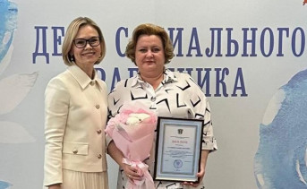 Юлия Батищева и Ирина Шувалова. Фото пресс-службы минтруда ростовской области