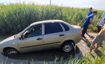 Увязший автомобиль. Фото пресс-службы ДПЧС РО