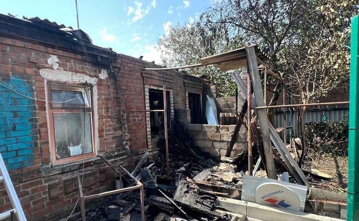 Сгоревший дом. Фото пресс-службы МЧС Ростовской области