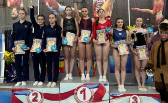 Батутисты Азова на пьедестале почёта. Фото telegram-канала СШОР №9