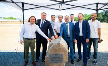 Участники закладки первого камня в строительство будущего завода. Фото пресс-служба Агентства инвестиционного развития