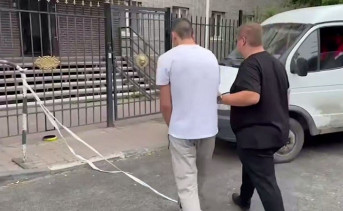 Задержание мошенника. Скрин видео пресс-службы ГУ МВД России по Ростовской области