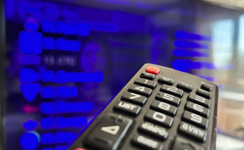 Пульт дистанционного управления и телевизор. Фото ruffnews.ru