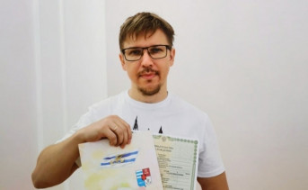 Вручение тысячного свидетельства о рождении в 2025 году. Фото отдела ЗАГС Таганрога