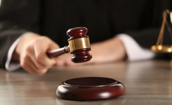 Молоток судьи.  Фото пресс-службы СК РФ