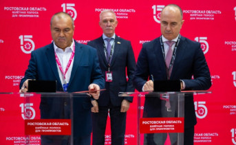 Игорь Сорокин (справа) подписывает соглашение с коммерческим директором ООО «Нейс-Инжиниринг» Александром Ячменьковым. Фото donland.ru