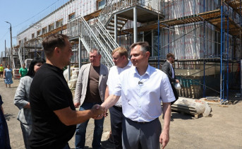 Юрий Слюсарь на площадке детского сада. Фото пресс-службы губернатора Ростовской области