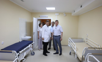 Юрий Слюсарь осматривает отделения больницы. Фото пресс-службы губернатора