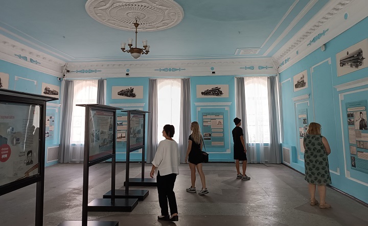 Первые посетители выставки исторических фотографий. Фото пресс-службы СКЖД