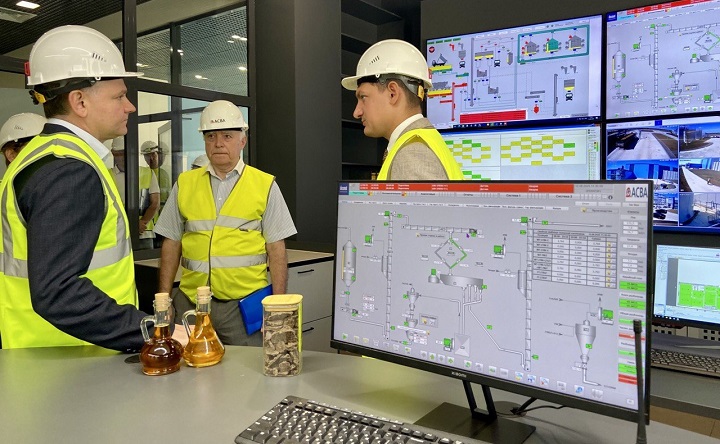 Юрий Слюсарь (справа) на заводе по выпуску льняного масла. Фото пресс-службы губернатора